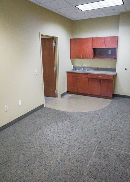 More Photos Of 1605 Heritage Dr, Northfield Office For Lease