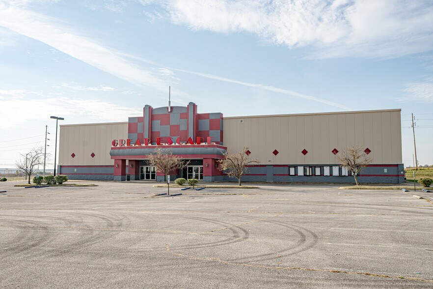 More Photos Of 250 Breighton Cir, Shelbyville Movie Theatre For Sale