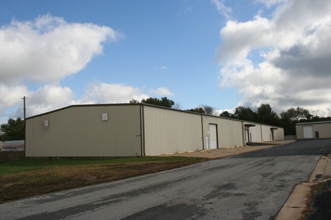 More Photos Of 559 N 13th St, Rogers Warehouse For Lease