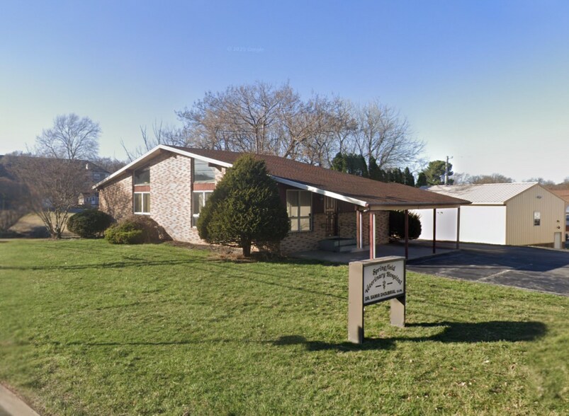Primary Photo Of 2 Princeton Ave, West Lawn Veterinarian Kennel For Sale