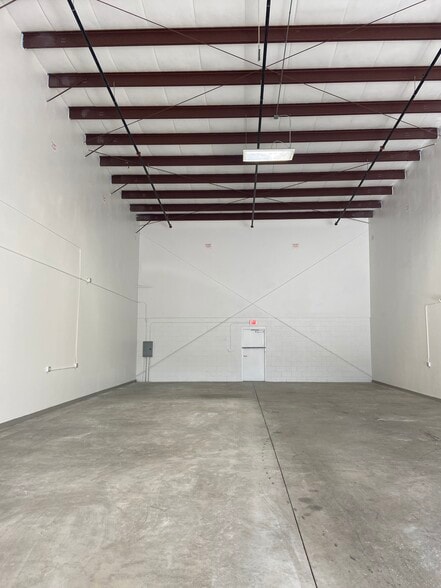More Photos Of 5032 Forsyth Commerce Rd, Orlando Warehouse For Lease