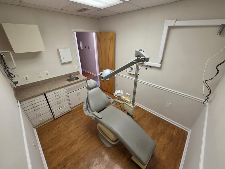 More Photos Of 146 Lakeview Dr S, Gibbsboro Medical For Sale