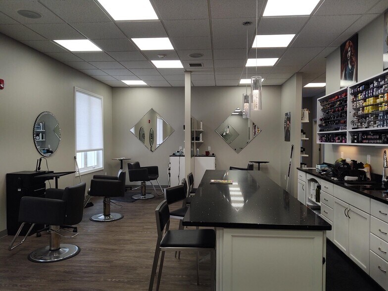 More Photos Of 6 Mohawk Dr, Londonderry Medical For Sale