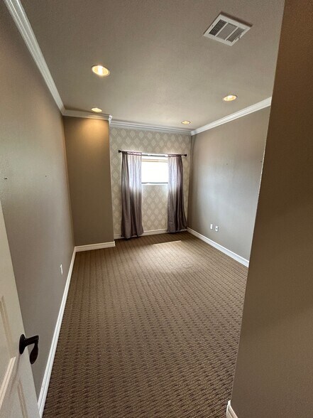 More Photos Of 231 N Twin City Hwy, Nederland Office For Sale