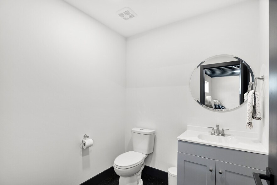 More Photos Of 17725 Motor District Cir, Carmel Showroom For Sale