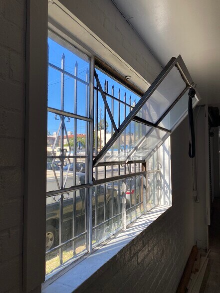 More Photos Of 2100-2106 Pontius Ave, Los Angeles Warehouse For Lease