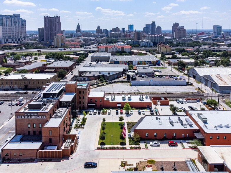 More Photos Of 1305 E Houston St, San Antonio Research And Development For Lease