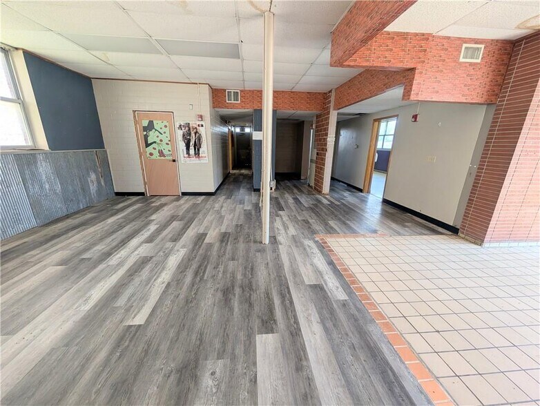 More Photos Of 910 New York St, Humboldt Freestanding For Sale