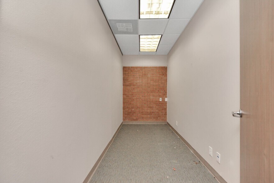 More Photos Of 1500 W Highway 6, Alvin Truck Terminal For Lease