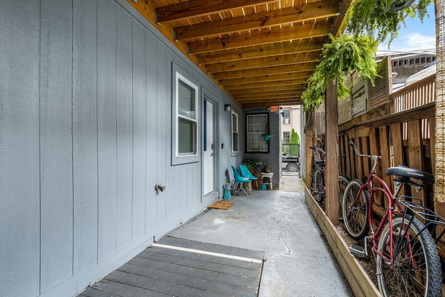 More Photos Of 207 Bank St, New Albany Apartments For Sale