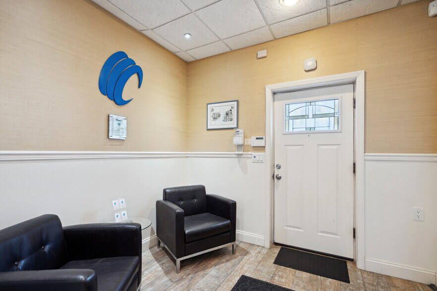 More Photos Of 83 Hampton Pl, Freeport Light Manufacturing For Sale