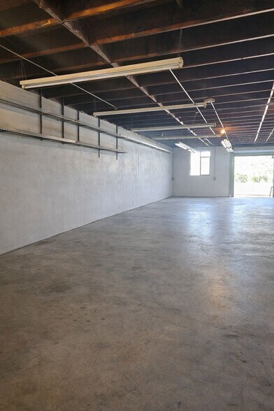 More Photos Of 2109 W Gaylord St, Long Beach Warehouse For Sale