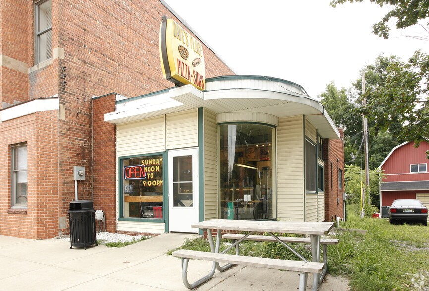 More Photos Of 108 E Bellevue St, Leslie Storefront For Sale