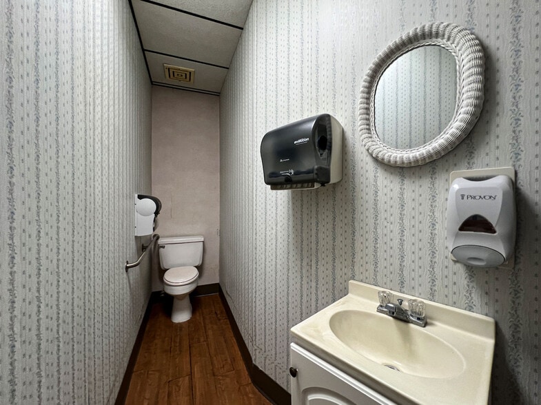 More Photos Of 119 W Lowman St, Mullins Medical For Sale