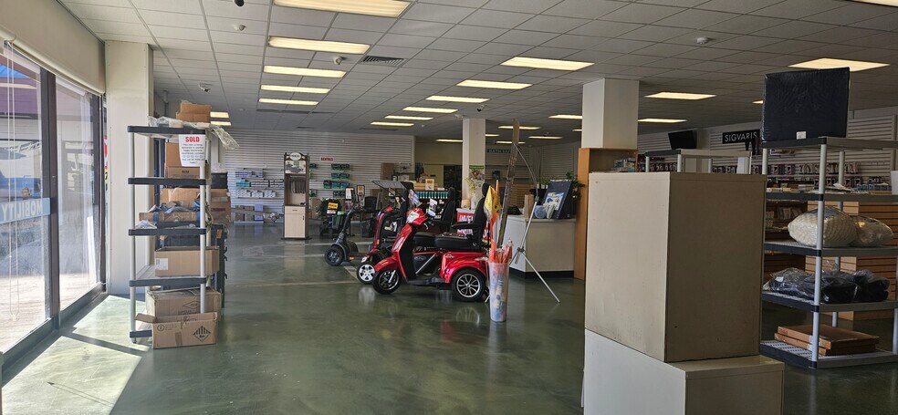 More Photos Of 2700 S King St, Honolulu Unknown For Lease