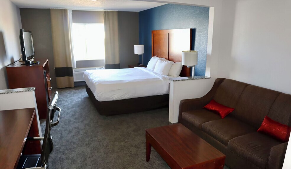 More Photos Of 214 W 9th St, Coralville Hotel For Sale