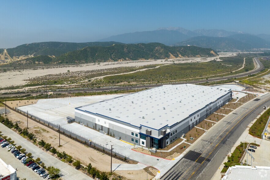 More Photos Of 6237 Cajon Blvd, San Bernardino Distribution For Lease