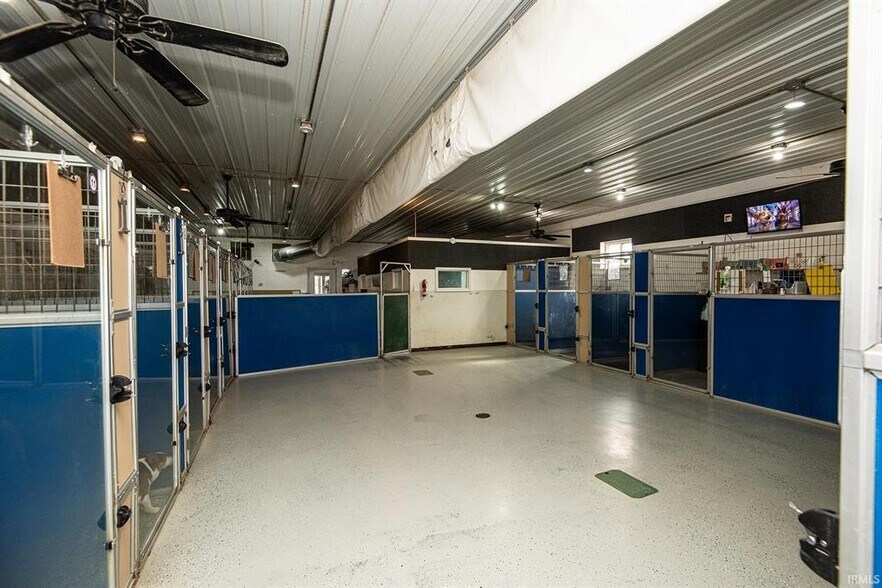More Photos Of 433 S Hickory Corner Rd, Vincennes Veterinarian Kennel For Sale