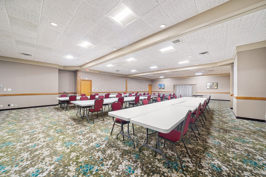 More Photos Of 21700 West Rd, Woodhaven Hotel For Sale