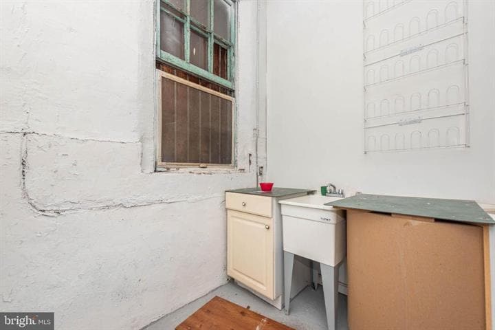 More Photos Of 242 S Dean St, Baltimore Warehouse For Lease