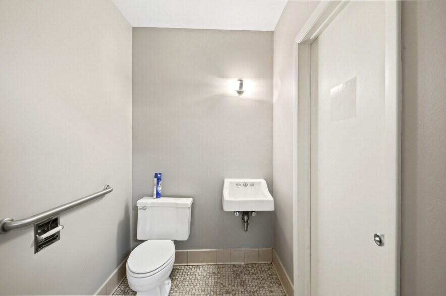 More Photos Of 321 Main Ave, De Pere Storefront Retail Office For Sale