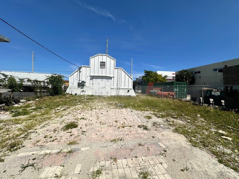 More Photos Of 2012 N Dixie Hwy, Hollywood Light Manufacturing For Sale