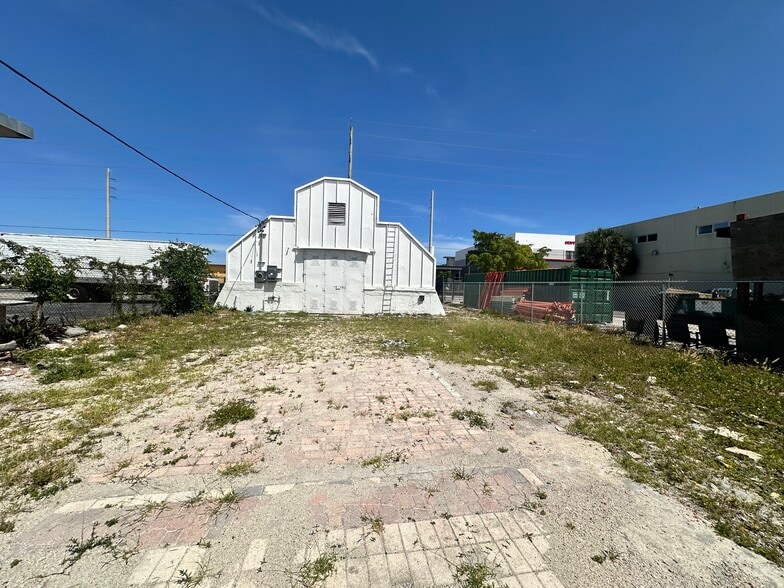 More Photos Of 2012 N Dixie Hwy, Hollywood Light Manufacturing For Lease