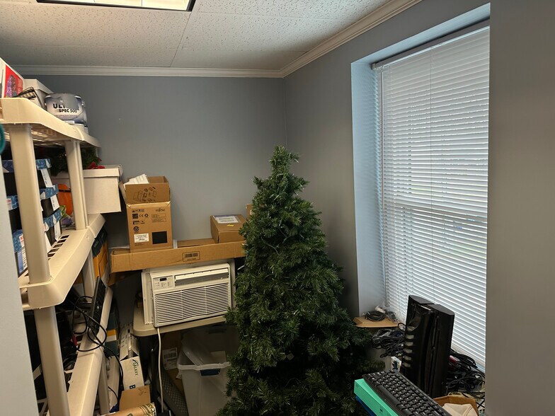 More Photos Of 1004 Princetown Rd, Schenectady Office For Lease