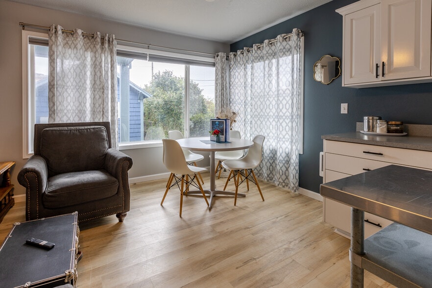 More Photos Of 105 S 6th Ave, Rockaway Beach Hotel For Sale