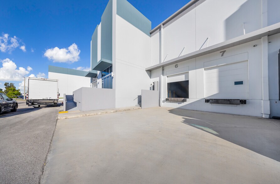 More Photos Of 14001 NW 112th Ave, Hialeah Gardens Warehouse For Lease
