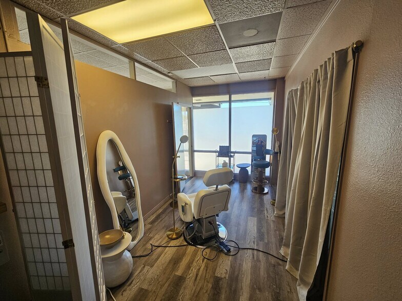 More Photos Of 5202 N 7th St, Phoenix Freestanding For Lease