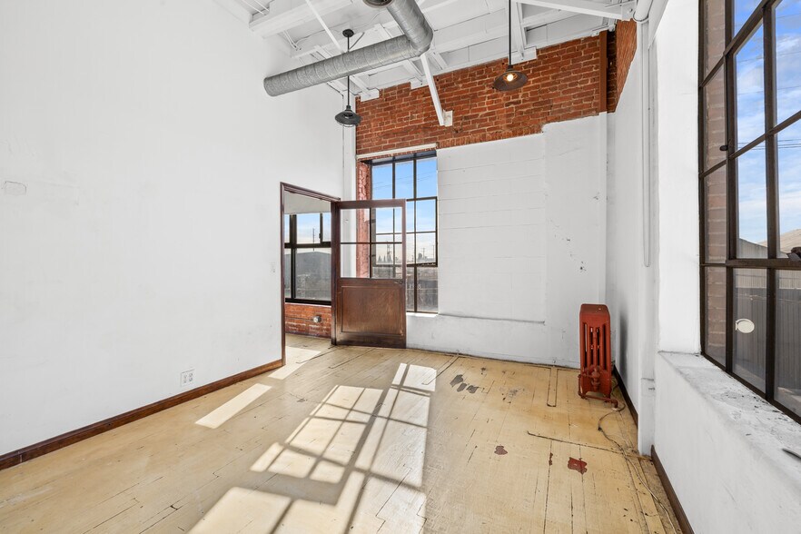 More Photos Of 1931 Bay St, Los Angeles Showroom For Lease