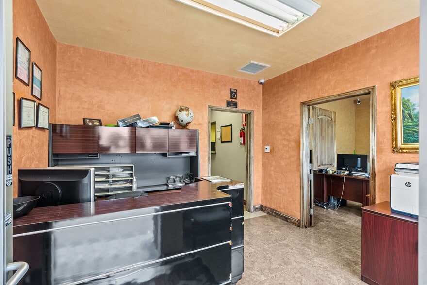 More Photos Of 4204 W Burbank Blvd, Burbank General Retail For Sale