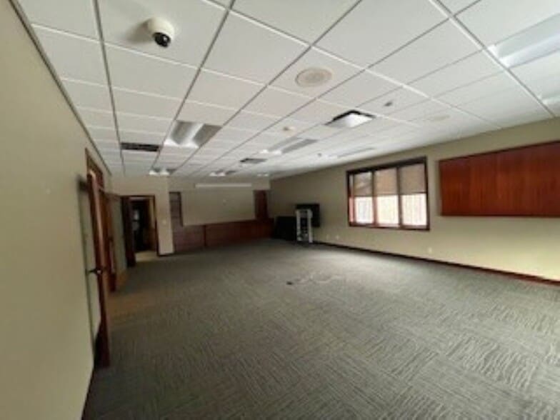 More Photos Of 121 W Lincoln Hwy, Dekalb Office For Sale
