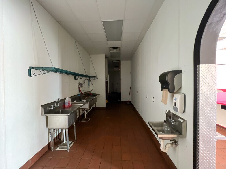 More Photos Of 5959 NW Expressway St, Oklahoma City Freestanding For Lease