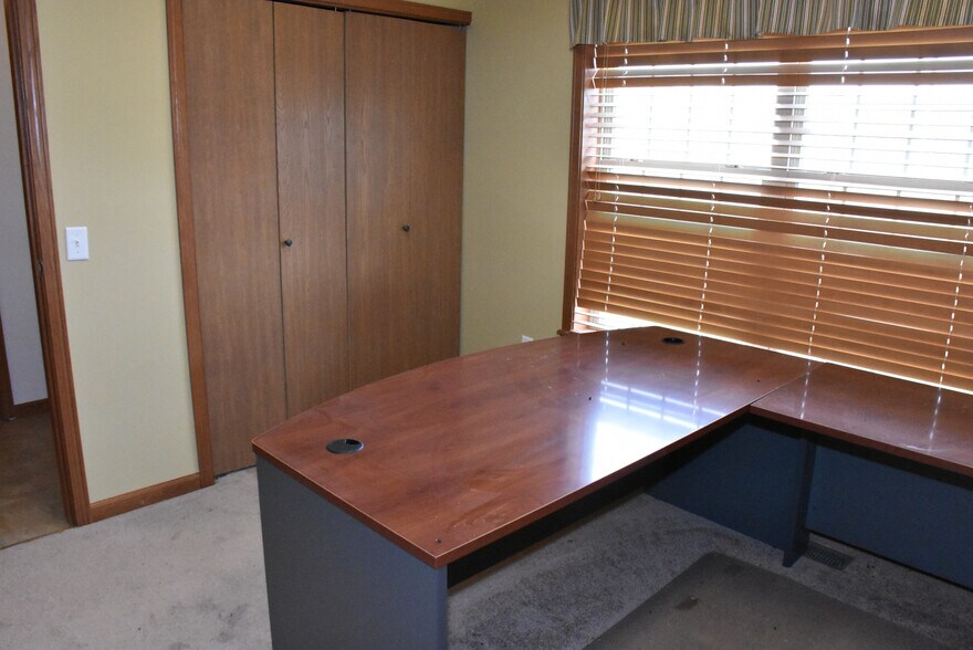 More Photos Of 105 McQuiston Dr, Jackson Center Industrial For Sale