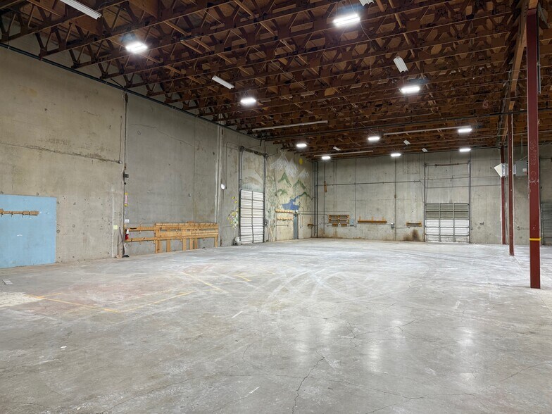 More Photos Of 7805-7895 SW Hunziker St, Tigard Distribution For Lease
