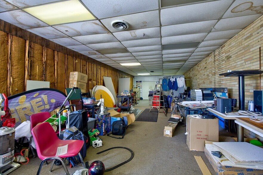 More Photos Of 2414 IL-23, Streator Flex For Sale