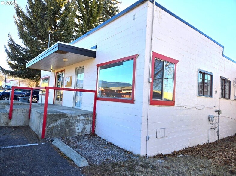 More Photos Of 110 US-395 Hwy, Long Creek Office For Sale