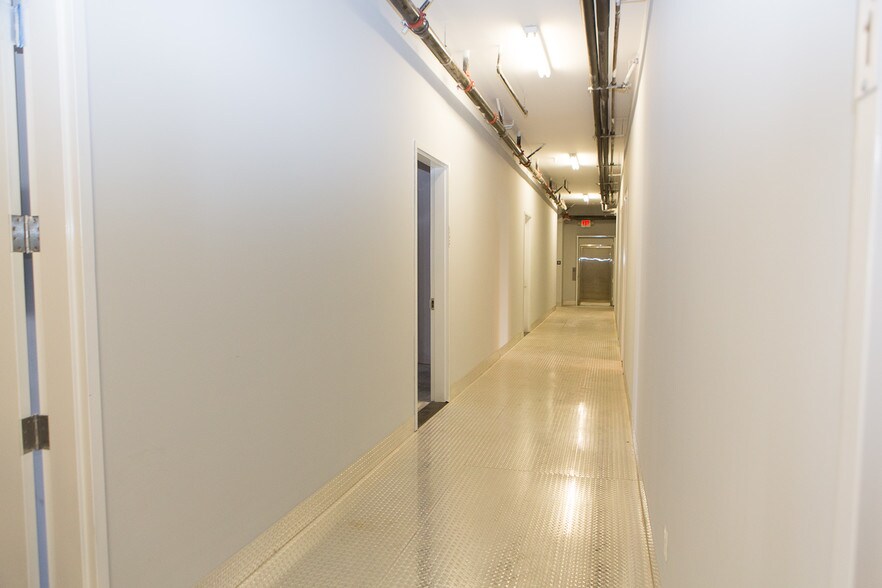 More Photos Of 2079 E 15th St, Los Angeles Flex For Lease