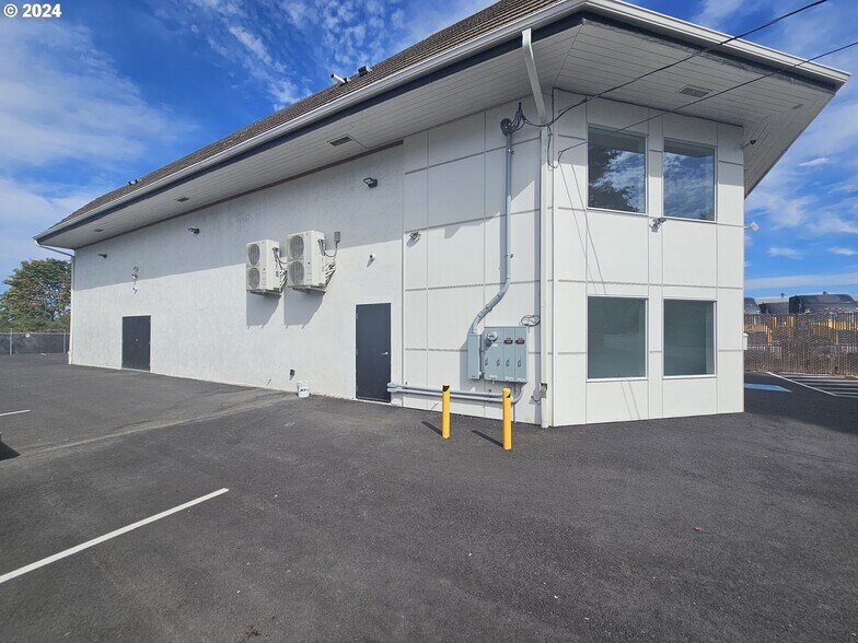 More Photos Of 5833 NE Portland Hwy, Portland Flex For Sale