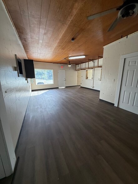 More Photos Of 2595 Avenue G NW, Winter Haven Showroom For Lease