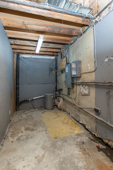 More Photos Of 1120 Chestnut St, Carlin Light Distribution For Sale
