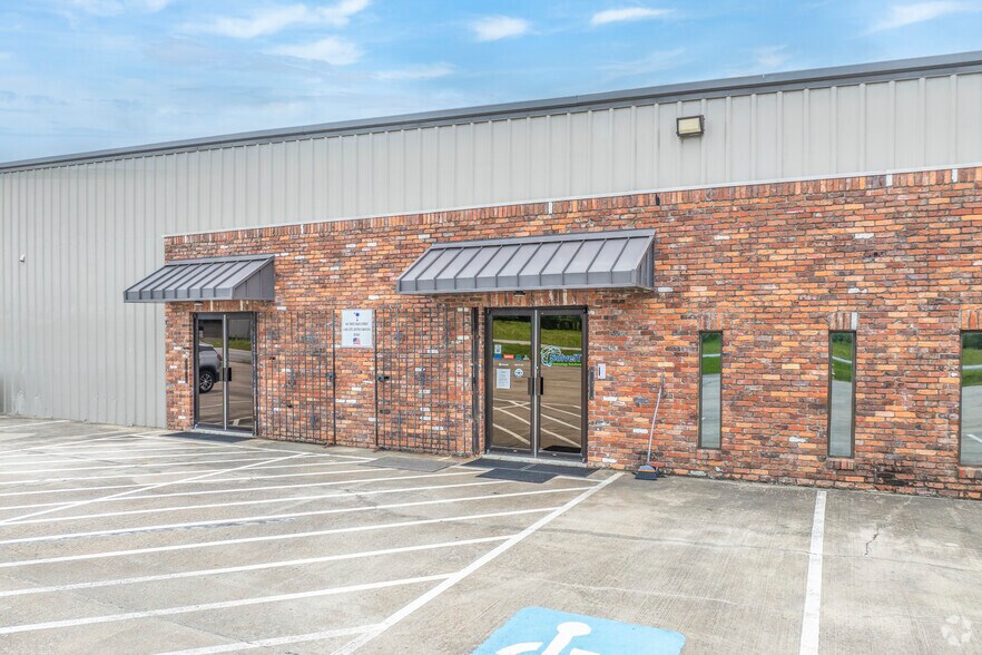 More Photos Of 847 W Main St, Lake City Warehouse For Lease