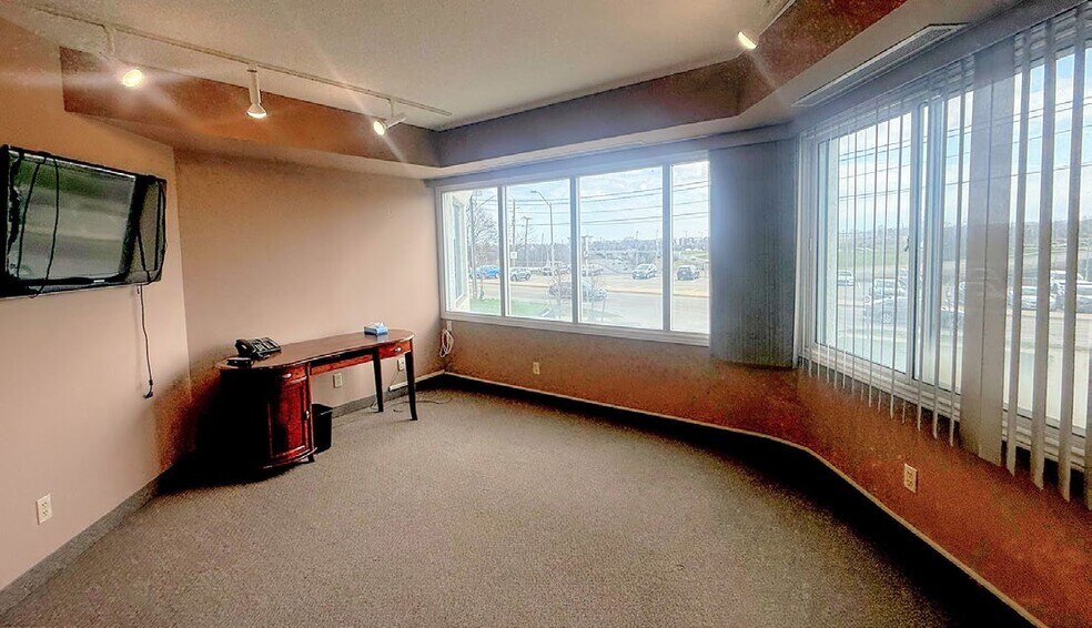 More Photos Of 5 Race St, St Catharines Office For Sale