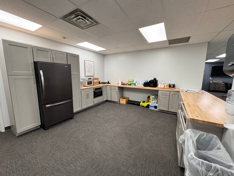 More Photos Of 10 Russell Rd, Albany Office For Sale