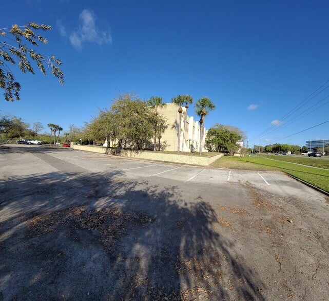 More Photos Of 5104 N Orange Blossom Trl, Orlando Office Residential For Lease