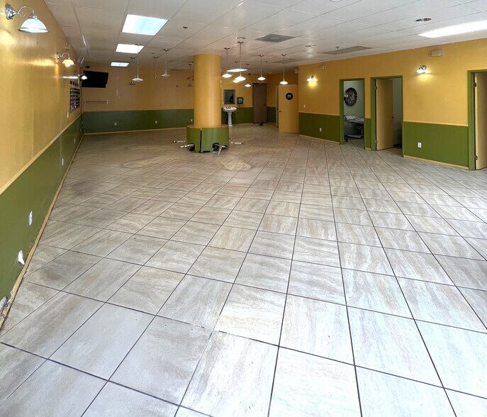 More Photos Of 5900 Hollywood Blvd, Hollywood Self Storage For Lease
