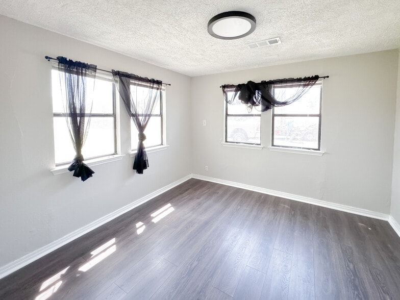 More Photos Of 1419 S Main St, Weatherford Storefront Retail Office For Sale