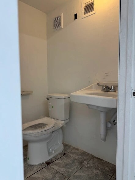 More Photos Of 750 NW 107th St, Miami Warehouse For Lease